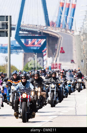 Hambourg, Allemagne. 28 Juin, 2015. Les motocyclistes sur l'Épouse Koehlbrand lors d'une moto à la clôture de l'Hambourg Harley Days à Hambourg, Allemagne, 28 juin 2015. Photo : DANIEL BOCKWOLDT/dpa/Alamy Live News Banque D'Images