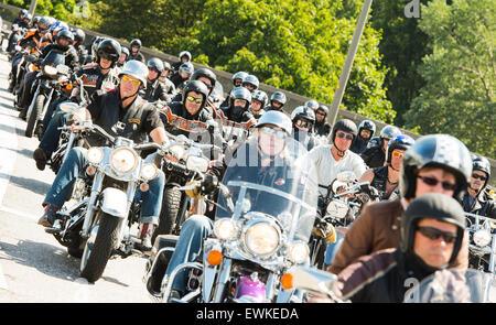 Hambourg, Allemagne. 28 Juin, 2015. Les motocyclistes sur l'Épouse Koehlbrand lors d'une moto à la clôture de l'Hambourg Harley Days à Hambourg, Allemagne, 28 juin 2015. Photo : DANIEL BOCKWOLDT/dpa/Alamy Live News Banque D'Images