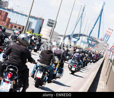 Hambourg, Allemagne. 28 Juin, 2015. Les motocyclistes sur l'Épouse Koehlbrand lors d'une moto à la clôture de l'Hambourg Harley Days à Hambourg, Allemagne, 28 juin 2015. Photo : DANIEL BOCKWOLDT/dpa/Alamy Live News Banque D'Images