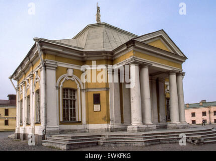 Leningrad, Russie. 3 mai, 1984. Un pavillon historique dans l'historique Forteresse Pierre et Paul, l'original citadelle de Leningrad (aujourd'hui Saint-Pétersbourg), fondée par Pierre le Grand en 1703. Il a été construit pour abriter la Pierre le Grand canot, utilisé par le jeune Tsar d'apprendre les principes de la marine et salué comme le ''grand-père de la marine russe. © Arnold Drapkin/ZUMA/Alamy Fil Live News Banque D'Images