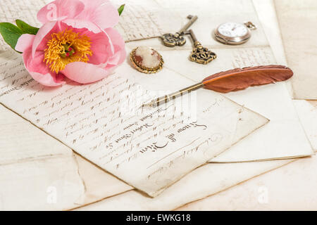 Lettres anciennes, rose rose fleur de pivoine et un stylo plume vintage romantique.. selective focus Banque D'Images