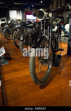 Motos anciennes sur l'affichage à Coventry Transport Museum Banque D'Images