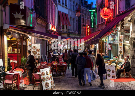 Restaurants dans la Rue des Bouchers, près de la Grand Place à Bruxelles, Belgique. Banque D'Images