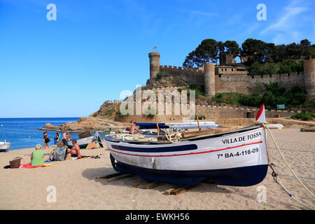 Tossa de Mar, un bateau sur la plage, Costa Brava, Espagne, Europe Catalona Banque D'Images