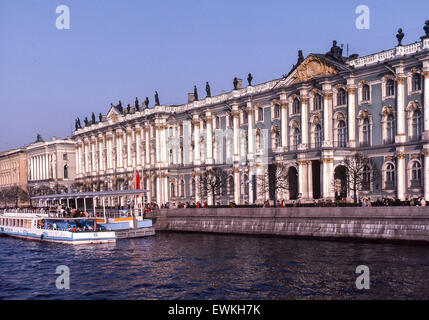 Leningrad, Russie. 3 mai, 1984. Le célèbre Palais d'hiver à Leningrad (aujourd'hui Saint-Pétersbourg) était la résidence officielle des monarques russes de 1732 à 1917. L'assaut du Palais en 1917 est devenu un symbole de la révolution russe. Aujourd'hui, le palace rénové fait partie de l'immeuble abritant le Musée de l'Ermitage. Sur la rivière Neva entre le remblai et le Palais de la Place du Palais, il est l'un des plus populaires destinations touristiques internationales. © Arnold Drapkin/ZUMA/Alamy Fil Live News Banque D'Images