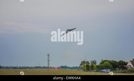 L''aéroport de Southend UK, le 28 juin 2015, l'Avro Vulcan XH558 : foules regardent le Avro Vulcan XH558, le dernier battant Vulcan, salue la foule de spectateurs à l''aéroport de Southend. Banque D'Images