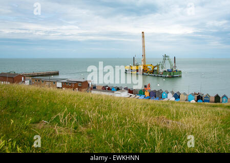 Herne Bay, Kent, UK. 28 Juin, 2015. Le branchement du nouveau câble de Kentish Flats Wind Farm. Le navire de pose de câbles d'installation BoDo située juste à côté de la plage près de Hampton jetée à Herne Bay. Le navire s'apprête à jeter un nouveau câble à une extension de la ferme éolienne de Kentish Flats qui se trouve à environ 6 milles au large. Crédit : Paul Martin/Alamy Live News Banque D'Images