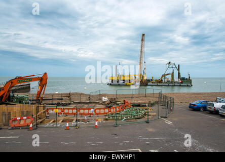 Herne Bay, Kent, UK. 28 Juin, 2015. Le branchement du nouveau câble de Kentish Flats Wind Farm. Le navire de pose de câbles d'installation BoDo située juste à côté de la plage près de Hampton jetée à Herne Bay. Le navire s'apprête à jeter un nouveau câble à une extension de la ferme éolienne de Kentish Flats qui se trouve à environ 6 milles au large. Crédit : Paul Martin/Alamy Live News Banque D'Images