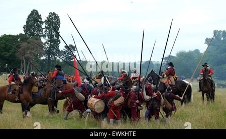 Wallingford, Oxfordshire, UK. 28 Juin, 2015. wallingford Wallingford Oxon uk 062815 siège la guerre civile anglaise society adopter de nouveau le siège de wallingford castle Crédit : Stuart emmerson/Alamy Live News Banque D'Images