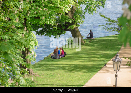 Prague les jeunes, voir de jeunes gens se détendre sur un après-midi d'été dans un parc situé le long de la Vltava dans le centre de Prague, République tchèque. Banque D'Images