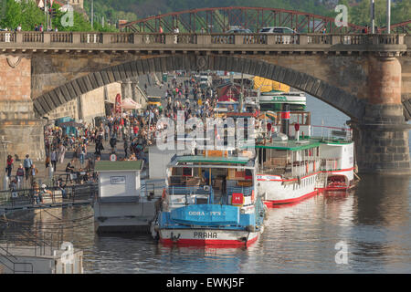 La Vltava Prague, voir des gens marcher le long de la Vltava remblai sur une soirée d'été dans le quartier Nové Město de Prague, République tchèque. Banque D'Images