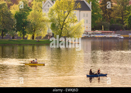 Shooters Island Prague, à côté de Shooters Island sur la Vltava, les gens se détendent et louent des bateaux à ramer à la fin d'une soirée de printemps, Prague. Banque D'Images