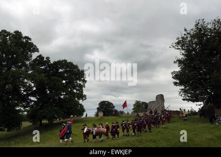 Wallingford, Oxfordshire, UK. 28 Juin, 2015. wallingford Wallingford Oxon uk 062815 siège la guerre civile anglaise society adopter de nouveau le siège de wallingford castle Crédit : Stuart emmerson/Alamy Live News Banque D'Images