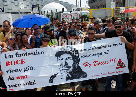 Turin, Italie. 28 Juin, 2015. Des dizaines de fans en attente, sous le soleil de plomb, pour entrer dans le stade olympique pour le concert de leur chanteur préféré Vasco Rossi. © Elena Aquila/Pacific Press/Alamy Live News Banque D'Images