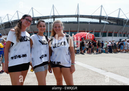 Turin, Italie. 28 Juin, 2015. Des dizaines de fans en attente, sous le soleil de plomb, pour entrer dans le stade olympique pour le concert de leur chanteur préféré Vasco Rossi. © Elena Aquila/Pacific Press/Alamy Live News Banque D'Images