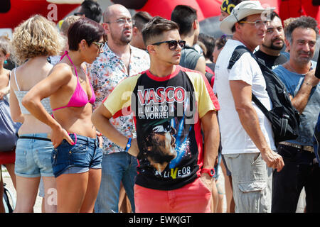 Turin, Italie. 28 Juin, 2015. Certains fans attendent d'entrer dans le stade olympique pour le concert de leur chanteur préféré Vasco Rossi. Vasco Rossi, également connu sous le nom de Vasco ou avec le surnom Il Blasco, est un chanteur et auteur-compositeur italien. © Elena Aquila/Pacific Press/Alamy Live News Banque D'Images