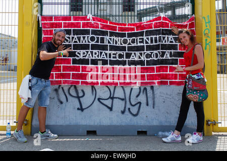 Turin, Italie. 28 Juin, 2015. Deux fans près d'une banderole d'une phrase de Vasco Rossi. Vasco Rossi, également connu sous le nom de Vasco ou avec le surnom Il Blasco, est un chanteur et auteur-compositeur italien. © Elena Aquila/Pacific Press/Alamy Live News Banque D'Images