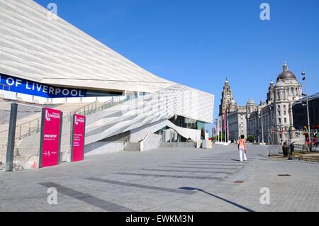 Le Musée de Liverpool building à Pier Head avec les Les trois grâces à la droite, Liverpool, Merseyside, Angleterre, Banque D'Images