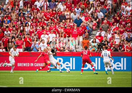 Vancouver, Canada. 27 Juin, 2015. Action en face de l'Angleterre au cours de la net match quart de finale entre le Canada et l'Angleterre à la Coupe du Monde féminine de la FIFA Canada 2015 au BC Place Stadium. L'Angleterre a gagné le match 2-1. Crédit : Matt Jacques/Alamy Live News Banque D'Images