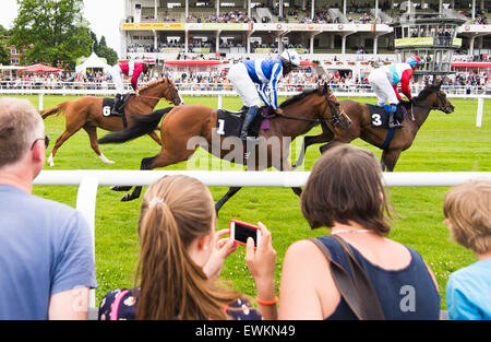 Spectateurs regarder une course sur l'hippodrome Horner au cours de Durby Semaine 2015 à Hambourg, Allemagne, 28 juin 2015. Le Derby semaine dans les courses de chevaux a décollé avec un crescendo cette semaine. Photo : DANIEL BOCKWOLDT/dpa Banque D'Images