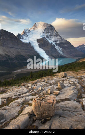 Le mont Robson, la plus haute montagne des Rocheuses canadiennes, d'une altitude de 3 954 m (12 972 ft), vu de l'UGMM Bassin, le mont Robson Bauvin Banque D'Images