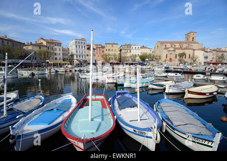 Bateaux de pêche en bois, connu sous le nom de pointus, dans le vieux port ou port de La Ciotat Provence France Banque D'Images