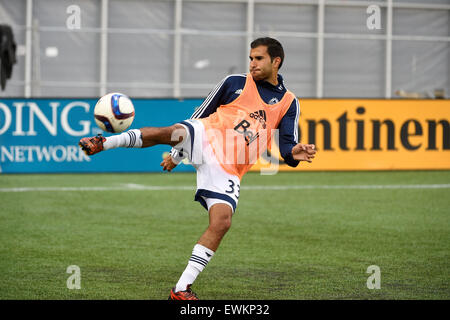 Foxborough, Massachusetts, USA. 27 Juin, 2015. Défenseur Steven Beitashour FC Vancouver (33) se réchauffe avant le match entre MLS Whitecaps de Vancouver et le New England Revolution tenue au Stade Gillette à Foxborough dans le Massachusetts. Vancouver a battu 2-1 la Nouvelle Angleterre. Eric Canha/CSM/Alamy Live News Banque D'Images