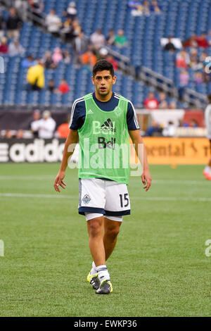 Foxborough, Massachusetts, USA. 27 Juin, 2015. Le milieu de terrain du FC Vancouver Matias Laba (15) se prépare à la MLS match entre les Whitecaps de Vancouver et le New England Revolution tenue au Stade Gillette à Foxborough dans le Massachusetts. Vancouver a battu 2-1 la Nouvelle Angleterre. Eric Canha/CSM/Alamy Live News Banque D'Images