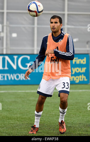 Foxborough, Massachusetts, USA. 27 Juin, 2015. Défenseur Steven Beitashour FC Vancouver (33) se réchauffe avant le match entre MLS Whitecaps de Vancouver et le New England Revolution tenue au Stade Gillette à Foxborough dans le Massachusetts. Vancouver a battu 2-1 la Nouvelle Angleterre. Eric Canha/CSM/Alamy Live News Banque D'Images