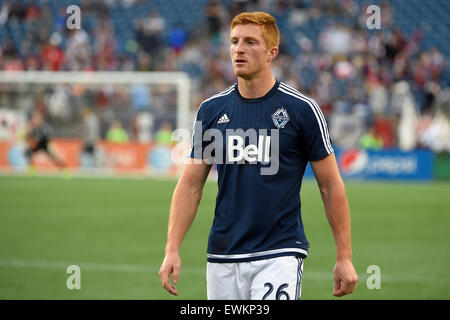 Foxborough, Massachusetts, USA. 27 Juin, 2015. Défenseur FC Vancouver Tim Parker (26) avant le début de la MLS match entre les Whitecaps de Vancouver et le New England Revolution tenue au Stade Gillette à Foxborough dans le Massachusetts. Vancouver a battu 2-1 la Nouvelle Angleterre. Eric Canha/CSM/Alamy Live News Banque D'Images