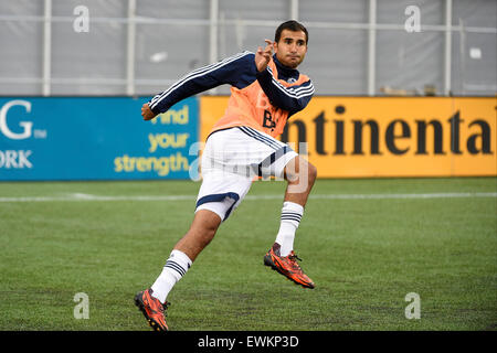 Foxborough, Massachusetts, USA. 27 Juin, 2015. Défenseur Steven Beitashour FC Vancouver (33) se réchauffe avant le match entre MLS Whitecaps de Vancouver et le New England Revolution tenue au Stade Gillette à Foxborough dans le Massachusetts. Vancouver a battu 2-1 la Nouvelle Angleterre. Eric Canha/CSM/Alamy Live News Banque D'Images