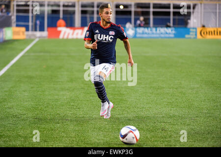 Foxborough, Massachusetts, USA. 27 Juin, 2015. New England Revolution en avant Diego Fagundez (14) à l'action de jeu au cours de la MLS match entre les Whitecaps de Vancouver et le New England Revolution tenue au Stade Gillette à Foxborough dans le Massachusetts. Vancouver a battu 2-1 la Nouvelle Angleterre. Eric Canha/CSM/Alamy Live News Banque D'Images