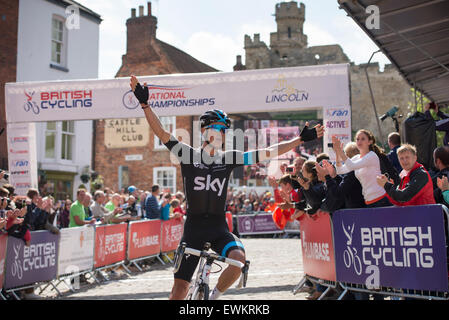 Lincoln, Royaume-Uni. 28 Juin, 2015. Peter Kennaugh (Team Sky) remporte le championnat de course route Vélo britannique au Lincoln, Royaume-Uni, le 28 juin 2015. Crédit : Andrew Peat/Alamy Live News Banque D'Images