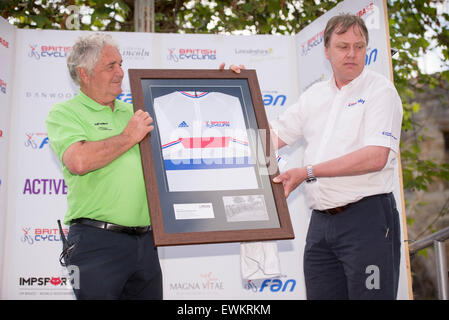 Lincoln, Royaume-Uni. 28 Juin, 2015. L'organisateur Ian Emmerson, OBE (à gauche) est présenté avec un maillot des champions britanniques après le British Cycling courir aux championnats du monde à Lincoln, Royaume-Uni, le 28 juin 2015. C'était la dernière fois qu'organisera l'événement Emmerson, ayant fait à cinquante reprises. Crédit : Andrew Peat/Alamy Live News Banque D'Images