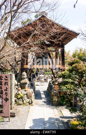 Arashiyama, Kyoto, Adashino, Nembutsu-ji. Chemin menant à l'ancienne fukihanachi type de clocher en bois, Shoro. Toit est style kirizuma-zukuri. Banque D'Images