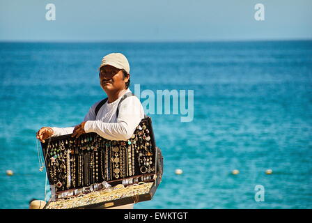 Vente de bijoux homme local sur la plage de Cabo San Lucas, Mexique. Banque D'Images