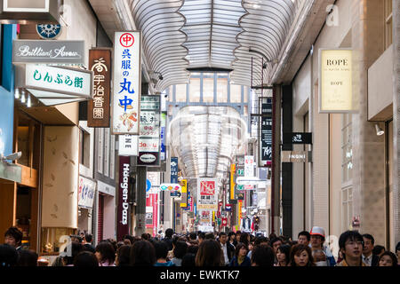 Afficher le long de la foule Shinsaibashi-suji galerie marchande couverte à Osaka. S'étendant de Shinsaibashi à Dotonbori, populaire avec les habitants et les touristes. Banque D'Images