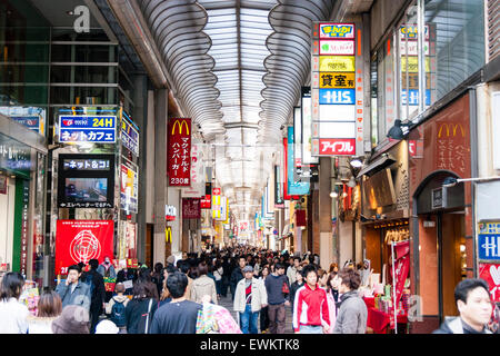 Afficher le long de la foule Shinsaibashi-suji galerie marchande couverte à Osaka. S'étendant de Shinsaibashi à Dotonbori, populaire avec les habitants et les touristes. Banque D'Images