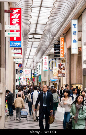 Afficher le long de la foule Shinsaibashi-suji galerie marchande couverte à Osaka. S'étendant de Shinsaibashi à Dotonbori, populaire avec les habitants et les touristes. Banque D'Images