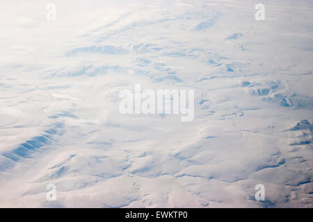 Vue aérienne d'avion de l'est de la Russie, de la Sibérie. La région de la toundra recouverte d'une épaisse neige, voir à partir de 30 000 pieds. Banque D'Images