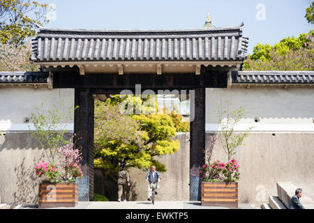 La rampe et l'Sakuramon, un nouveau type de style Koraimon gate insérés dans le mur au toit style dobei au château d'Osaka au Japon. Printemps, ciel bleu. Banque D'Images
