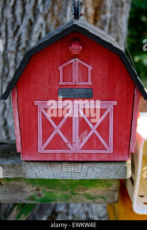 Nous en bois rouge mail box dans un style traditionnel Banque D'Images