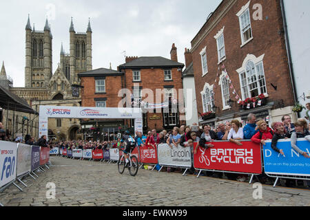 Lincoln, Royaume-Uni. 28 Juin, 2015. Le vainqueur de l'épreuve Peter Kennaugh (Team Sky) mène la course depuis la Cathédrale de Lincoln avec 3 tours à faire dans le British Cycling courir aux championnats du monde à Lincoln, Royaume-Uni, le 28 juin 2015. Crédit : Andrew Peat/Alamy Live News Banque D'Images