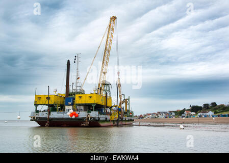 Herne Bay, Kent, UK. 28 Juin, 2015. Le branchement du nouveau câble de Kentish Flats Wind Farm. Le navire de pose de câbles d'installation BoDo située juste à côté de la plage près de Hampton jetée à Herne Bay. Le navire s'apprête à jeter un nouveau câble à une extension de la ferme éolienne de Kentish Flats qui se trouve à environ 6 milles au large. Crédit : Paul Martin/Alamy Live News Banque D'Images