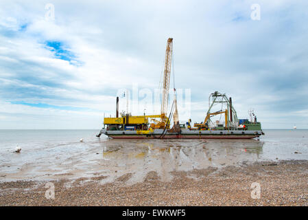 Herne Bay, Kent, UK. 28 Juin, 2015. Le branchement du nouveau câble de Kentish Flats Wind Farm. Le navire de pose de câbles d'installation BoDo située juste à côté de la plage près de Hampton jetée à Herne Bay. Le navire s'apprête à jeter un nouveau câble à une extension de la ferme éolienne de Kentish Flats qui se trouve à environ 6 milles au large. Crédit : Paul Martin/Alamy Live News Banque D'Images