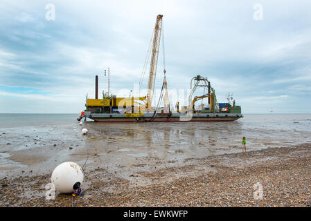 Herne Bay, Kent, UK. 28 Juin, 2015. Le branchement du nouveau câble de Kentish Flats Wind Farm. Le navire de pose de câbles d'installation BoDo située juste à côté de la plage près de Hampton jetée à Herne Bay. Le navire s'apprête à jeter un nouveau câble à une extension de la ferme éolienne de Kentish Flats qui se trouve à environ 6 milles au large. Crédit : Paul Martin/Alamy Live News Banque D'Images