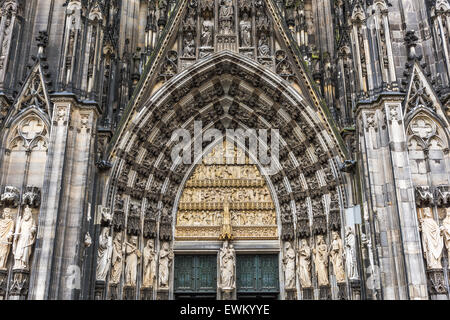 Statues entourant l'entrée ouest de la cathédrale de Cologne, Rhénanie du Nord-Westphalie, Allemagne, Europe Banque D'Images