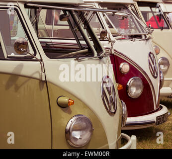 Classic Volkswagen camping-cars alignés à Volksfest Bristol. Banque D'Images