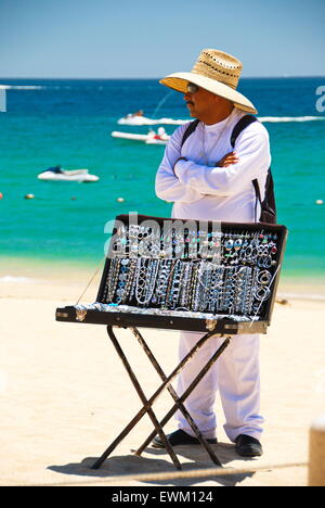 Bijoux en argent vente homme locaux aux touristes sur la plage de Cabo San Lucas, Mexique. Banque D'Images