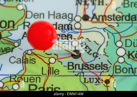 Close-up d'une punaise rouge sur une carte de Bruxelles, Belgique Banque D'Images